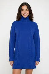 Polerón largo de tejido de punto en color azul vibrante, con cuello alto tipo polera, mangas largas y diseño con detalles de trenzado vertical en el frente.