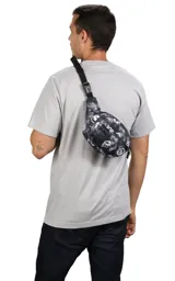 Riñonera negra de la marca JanSport, modelo Fifth Avenue, con parche frontal de la marca y cierres metálicos.