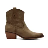 Bota texana de caña corta color tostado, con detalle de perforaciones láser en la parte superior y apliques de tachas metálicas doradas. Cuenta con taco cuadrado de madera y puntera redondeada.