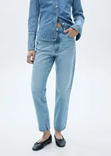Jeans mom-fit de tiro alto y diseño clásico de cinco bolsillos, confeccionados en denim de algodón en tono azul claro.