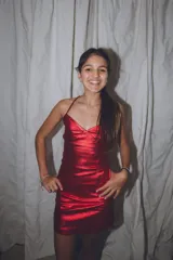 Vestido corto de color verde esmeralda, con escote en pico y breteles finos. Presenta aberturas en los laterales de la cintura y espalda descubierta.