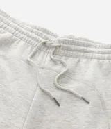 Pantalón de jogging confeccionado en algodón y poliéster, con diseño de paneles laterales en contraste de color negro. Presenta cintura elástica con cordón ajustable y bolsillos laterales.
