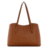 Cartera tipo tote bag Guess modelo Melody, de color marrón en simil cuero, con doble asa superior, herrajes dorados y logo frontal. Incluye un accesorio de llavero con borla y un neceser o monedero desmontable a juego.