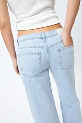 Jean recto de tiro bajo, confeccionado en denim con efecto degradado de color y terminaciones deshilachadas.