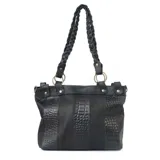 Cartera de hombro color negro, confeccionada en una combinación de cuero liso y cuero con textura tipo croco. Presenta un diseño de paneles verticales alternados y manijas trenzadas sujetas por argollas metálicas.