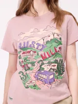 Remera de corte holgado color crema con estampado gráfico frontal estilo retro que representa un paisaje con una camioneta y la leyenda Rusty Hills.