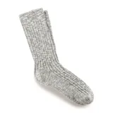 Medias de tejido de punto acanalado en color gris jaspeado, con diseño clásico y textura suave.