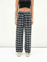 Pantalón a cuadros blanco y negro con cintura elástica.