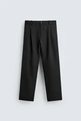 Pantalón straight fit color negro confeccionado en tejido con lana, con detalle de pliegues en el delantero, bolsillos frontales y traseros, y cierre frontal con cremallera y botón.