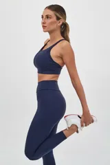 Calza deportiva larga color verde militar, de tiro alto y largo hasta el tobillo.