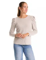 Buzo de tejido soft color gris melange, con cuello redondo, manga larga y detalle de hombros plisados con perlas decorativas.