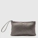Clutch de diseño rectangular con textura trenzada en color plateado metalizado. Cuenta con cierre superior y una correa de mano lateral.