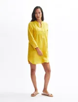 Túnica corta color mostaza de lino, con cuello mao y mangas largas.