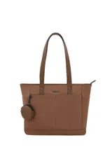 Bolso tipo tote color marrón de diseño estructurado, con doble asa de hombro, bolsillos frontales abiertos y un monedero circular colgante removible.