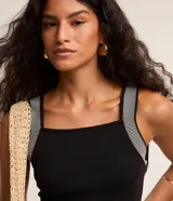 Musculosa negra de poliéster, viscosa y elastano, con escote cuadrado y tirantes anchos a rayas horizontales blancas y grises.