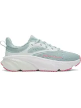 Championes de running Under Armour modelo Rogue 6, color verde menta con detalles en blanco y suela con acentos en color rosado. Presentan una parte superior de malla transpirable con superposiciones de TPU para mayor soporte y entresuela Charged+ para una amortiguación superior.