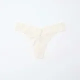 Pack de tres tangas de algodón con cintura de encaje en colores beige, blanco y gris.