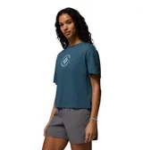 Remera de manga corta color azul con ribete acanalado en el cuello y estampa circular de la marca Columbia Sportswear en el pecho.