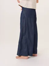 Pantalon de corte ancho y holgado, confeccionado en una mezcla de algodón, viscosa y lino. Presenta un diseño de tiro medio con bolsillos traseros y costuras visibles que recorren el largo de las piernas.