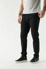 Pantalón chino de corte skinny, color azul marino, con bolsillos laterales y traseros. Se ajusta a la cintura con cinturón.