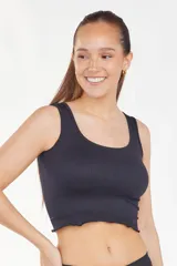 Top negro de bretel ancho con volados en el ruedo.