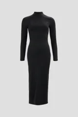 Vestido midi negro de punto canalé, con cuello alto y mangas largas.