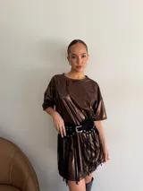 Remerón de viscosa color marrón con acabado metalizado, de corte oversize, mangas cortas y cuello redondo.