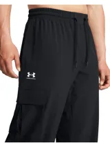Pantalón cargo deportivo Under Armour, confeccionado en tejido elástico ligero con tecnología repelente al agua. Presenta bolsillos laterales tipo cargo con solapa, cintura elástica con cordón ajustable y logo de la marca estampado en el muslo.