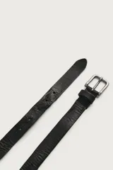 Cinturón de cuero negro con efecto vintage, diseñado en colaboración con Aaron Levine para Zara. Cuenta con una hebilla metálica de metal envejecido con pasador a juego.