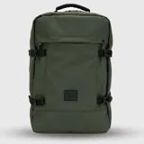 Mochila de diseño minimalista en color verde militar, con correas laterales ajustables, compartimento principal con cierre y bolsillo frontal. Incluye asa superior y correas acolchadas para llevar como mochila, con capacidad para laptop de hasta 16 pulgadas.