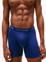 Pack de tres bóxer briefs de la marca Tommy Hilfiger, confeccionados en tejido elástico y transpirable. Presentan un diseño ajustado con cintura elástica distintiva que incluye el logo y el nombre de la marca grabado.