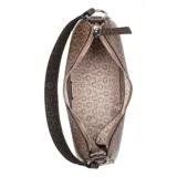 Cartera Guess modelo Jillian de formato compacto, con estampado de monograma de la marca en color marrón. Cuenta con cierre superior, asa corta para llevar al hombro y correa larga ajustable y extraíble para usar como bandolera. Incluye logo triangular metálico en el frente.