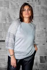 Blusa plateada de lanilla con mangas 3/4 caladas con tejido en ondas.