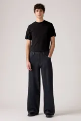 Pantalón de jean azul oscuro, de corte amplio y tiro alto.