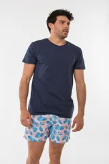 Short de baño azul con estampado de flamencos.