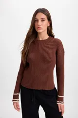 Sweater de punto acanalado tipo morley, color chocolate, con cuello a la base y mangas largas con abertura para el pulgar.