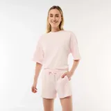 Pantalón corto de felpa rosado, de tiro medio con cintura elástica ajustable mediante cordón y bolsillos laterales.