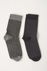 Pack de dos pares de medias de caña media con diseño de espiga. Un par en tono gris y otro en tono negro, ambos con puntera y talón reforzados y detalle de marca en el empeine.
