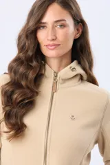 Campera de polar azul marino con cierre frontal completo, capucha integrada y bolsillos laterales. Presenta detalles en cuero en el tirador del cierre y un pequeño logo bordado en el pecho.