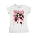 Remera blanca de corte entallado con estampa frontal de Nezuko Kamado del anime Demon Slayer, con detalles en tonos rosados y escritura japonesa.