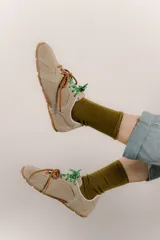Zapatilla urbana de cuero en color tostado, con diseño liviano, mezcla de texturas y cordones intercambiables.