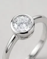 Anillo de plata 925 con piedra circonia redonda engastada en bisel.