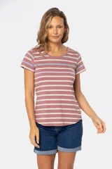 Remera rayada de manga corta con cuello redondo y dobladillo curvo.