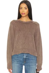 Sweater marrón de punto con cuello redondo y mangas largas.