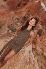 Vestido corto de punto con hilo brillante, escote drapeado, sin mangas y lazo decorativo para atar en la cintura.