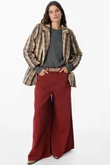 Blazer de corte recto con estampado de cuadros en tonos marrones, beige y rojos. Presenta solapas clásicas, cierre frontal con un botón y bolsillos laterales con solapa.