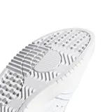 Championes Adidas modelo Supercourt W, de diseño clásico y minimalista en color blanco con detalles en rosa pastel en el talón. Presenta una estructura de cuero con costuras acolchadas y perforaciones laterales, sobre una suela de goma resistente.