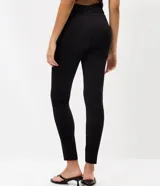 Pantalón legging negro confeccionado en bengalina, de corte ajustado al cuerpo hasta el tobillo, cintura estructurada e incluye un cinturón con hebilla metálica dorada.