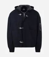Campera de sarga de algodón con capucha, cierre frontal con cremallera y trabas metálicas decorativas. Presenta un bolsillo con cierre en la manga y puños elásticos, con un diseño de estilo utilitario.