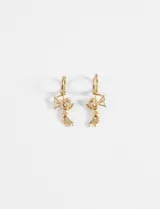 Par de aros de acero quirúrgico plateado, con dije colgante de angelito con arco y flecha.